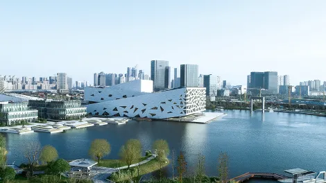 Blick auf Architektur Gebäude an einem Hafen im Vordergrund einer Stadt.