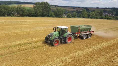 Ein Traktor fährt über das Feld.