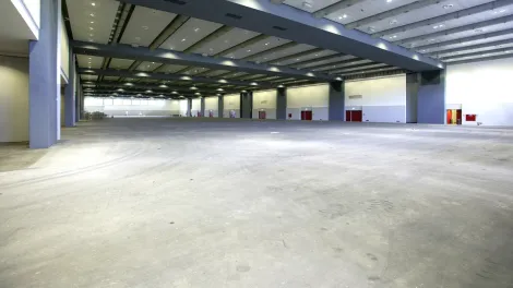 Halle von innen mit Industrieboden aus Beton.