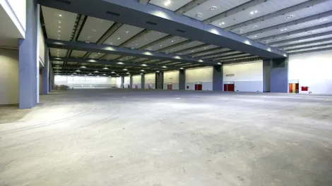 Halle von innen mit Industrieboden aus Beton.