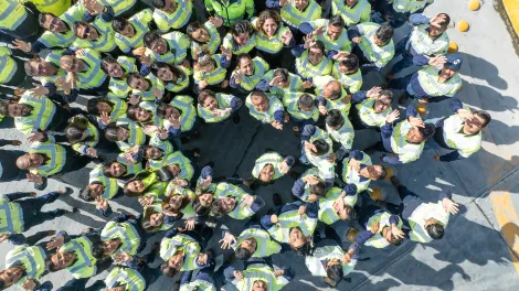 Menschen auf einem Pulk von oben fotografiert.