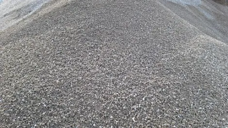 Huegel von recycling-splitt.