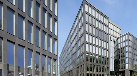 Ein modernes Gebäude im Stadtzentrum