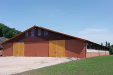 Stall für die landwirtschaftliche Nutzung neben einem Acker