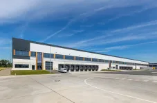 Logistikhalle mit Verkehrsfläche im Vordergund.