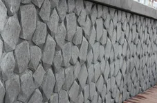 Mauer aus Basalton Mauerelemente.