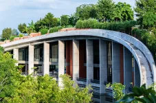 Betongebäude mit begrüntem Dach.