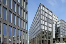 Ein modernes Gebäude im Stadtzentrum