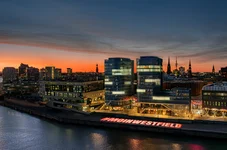 Westfield Überseequartier Einkaufszentrum beleuchtet bei Nacht.